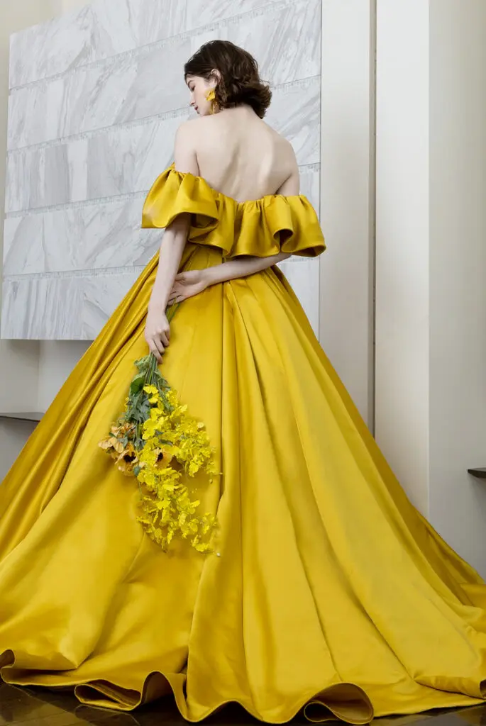 美品 イエローに花々フリルカラードレス 17〜21号 アリエルドレス。リトルマーメイドのアリエルを彷彿とさせるカラー