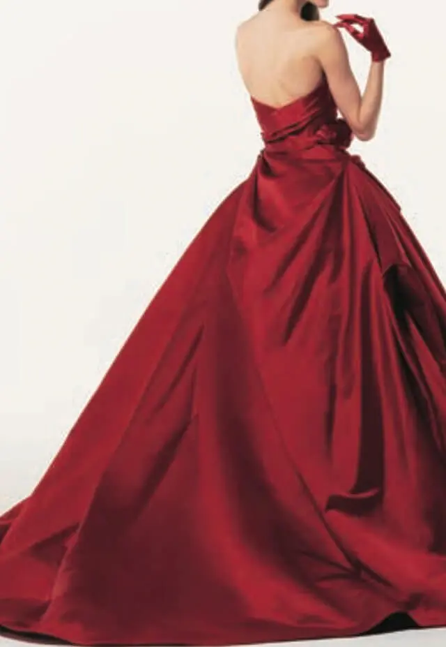 ウェディングカラードレス赤【C553】5号〜17号で叶える高級感と洗練さ