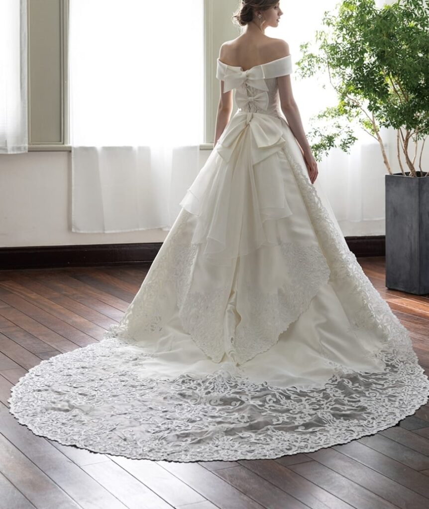 ラグジュアリー会場に映えるロールカラー ウェディングドレス【VVD-00238-01(FB295)】